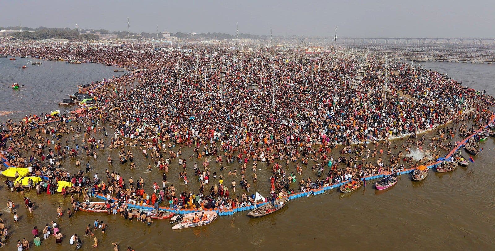 महाकुंभ 2025: आस्था, ग्लैमर और राजनीति का संगम