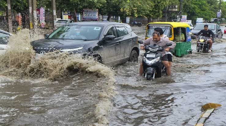 'साइबर सिटी' का 'वाटर पार्क' महोत्सव: गुरुग्राम ने लॉन्च किया नया पैकेज - 'वर्क फ्रॉम बोट'!